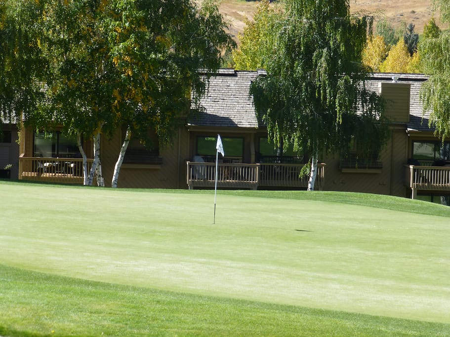 Looking across the 8th Green. Our deck is right in the middle of the flag.