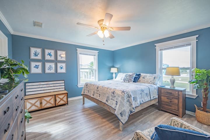 ห้องนอนหลักมีเตียงขนาดคิงไซส์