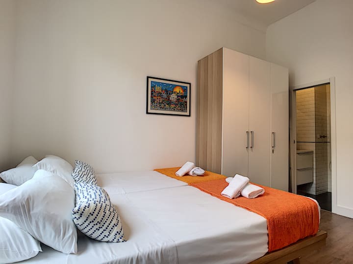 غرفة النوم الثانية. 

الأسرّة منفصلة، متصلة فقط للصورة.