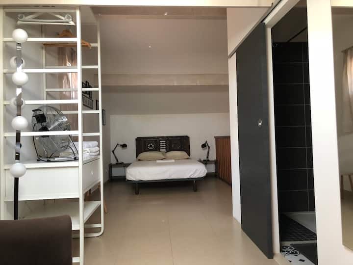 Sakafu yenye kitanda 140, rafu, chumba cha kuogea 