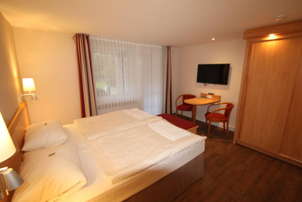 Schlafzimmer 1