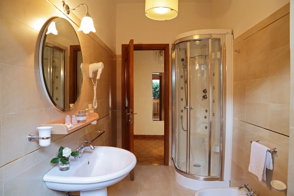 bagno con doccia idromassaggio