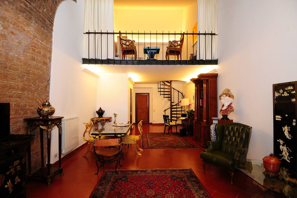 panoramica salotto e camera da letto su due livelli