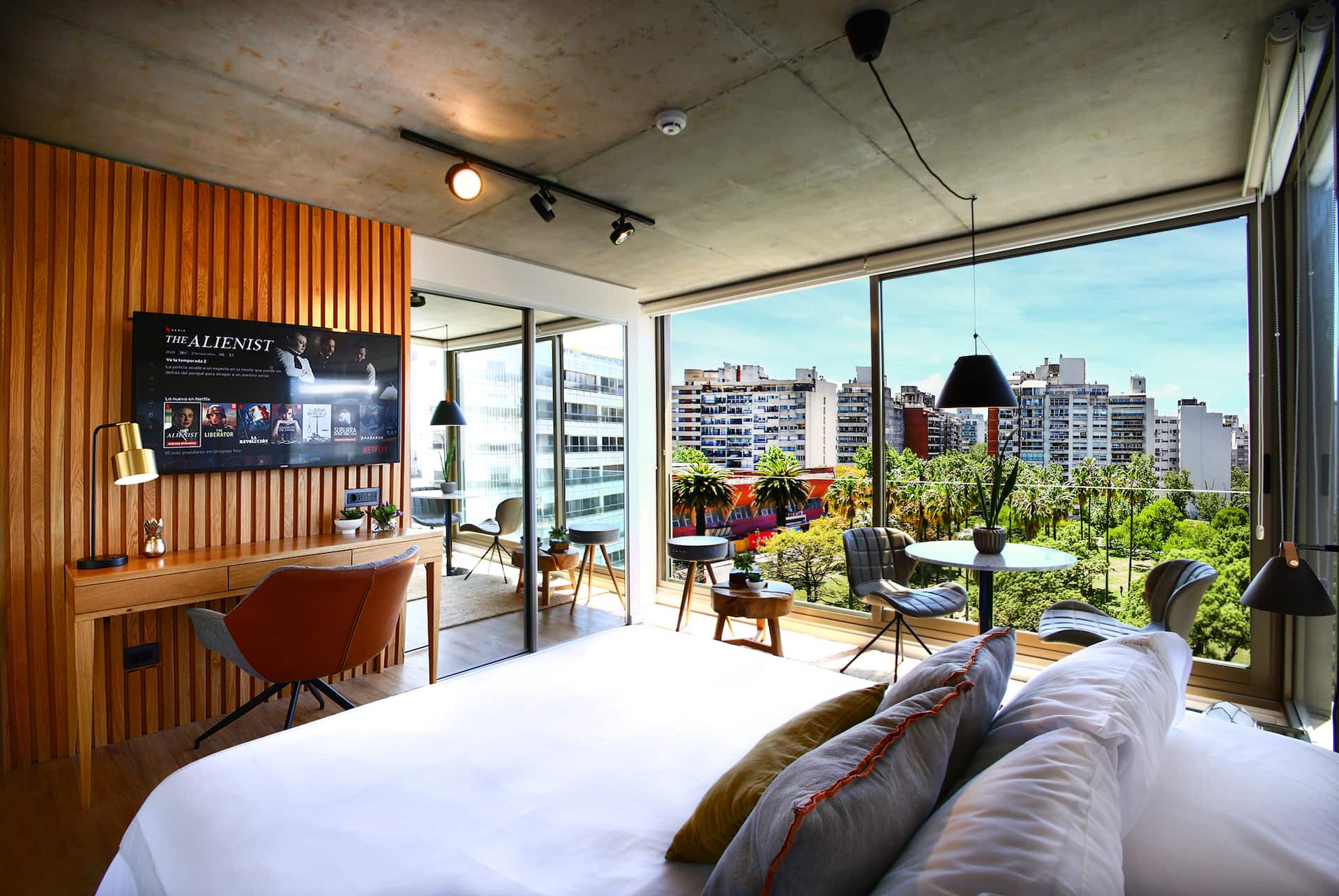 Bright & modern studio steps from the Rambla