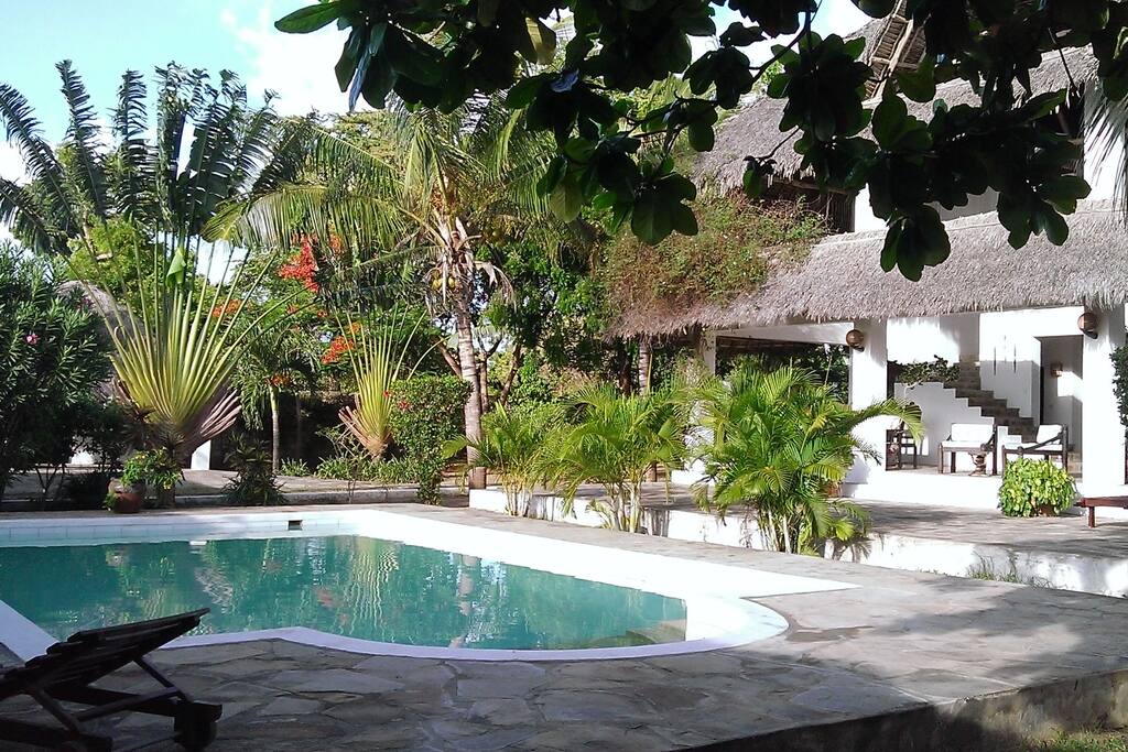 Piscine privée non sécurisée (9mx6m).