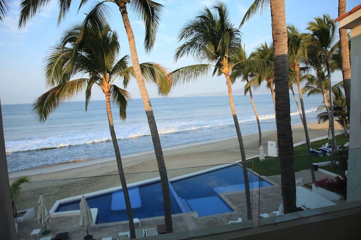 Amazing Beach Front House w/cook service included