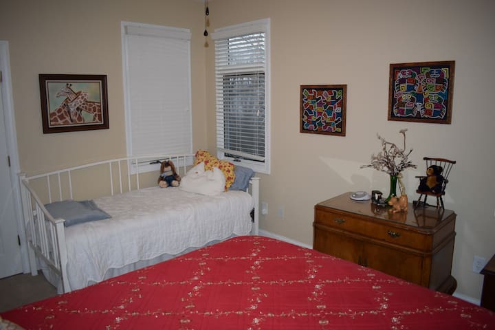 غرفة للأطفال في الطابق العلوي - سرير بحجم وسط وتوأم