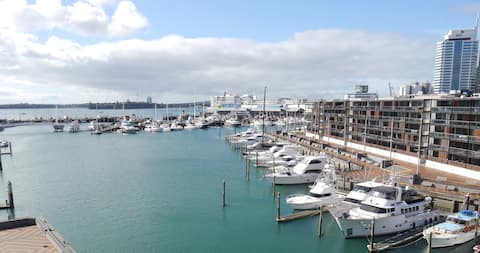Wynyard Quarter luxury apartment with car park