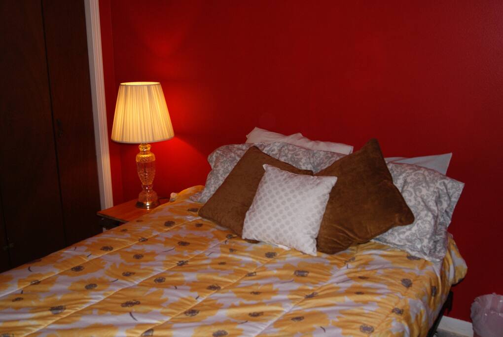 Queen guest room