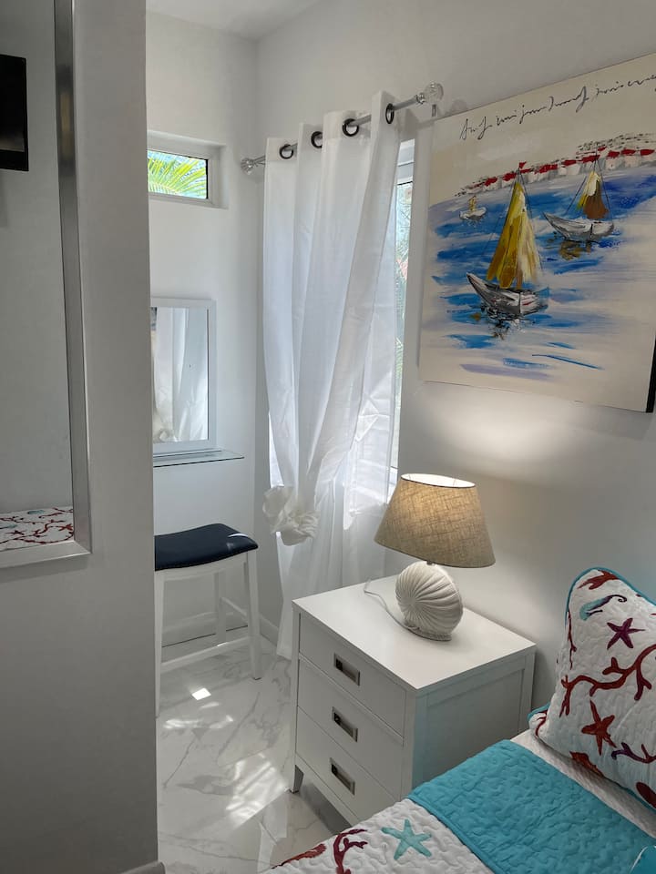 ¡Nuevo! Dormitorio #5 con baño privado en el segundo piso. 1 cama doble y 1 cama queen. 