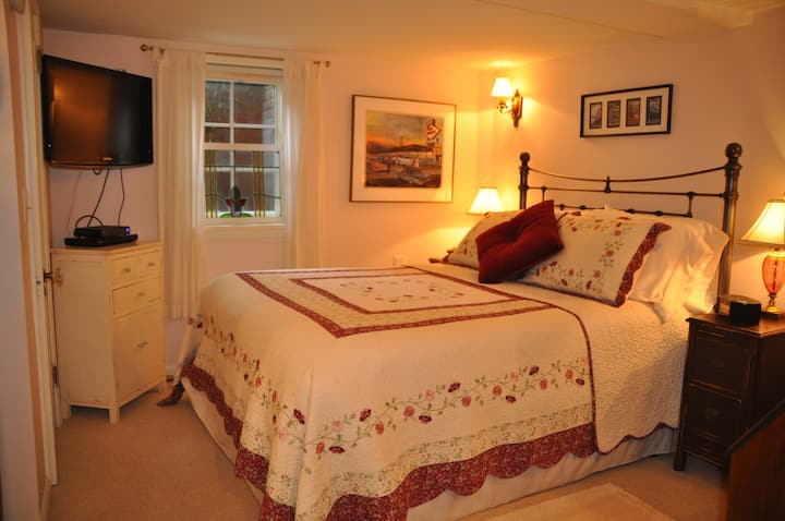 เตียงนอนสบายทีวีพร้อมเคเบิลและซีดี