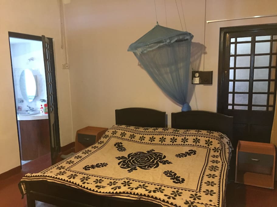 Bedroom 1 (2 single beds)