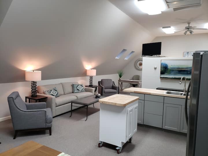 Spacious Private Suite | 1000sq Ft | Near Concord - コンコード, NH