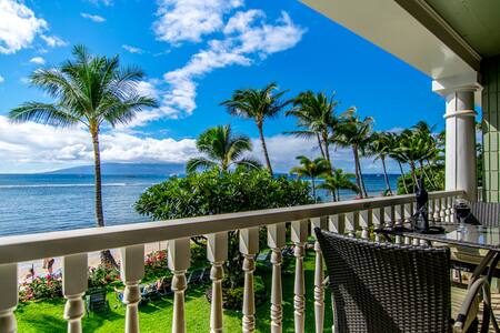 Beachfront Studio Historic Lahaina Amazing Views!