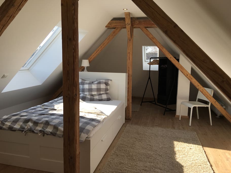 Bequemes Bett 140 x 200 mit 7-Zonen-Kaltschaummatratze, Garderobenständer und Kommoden
