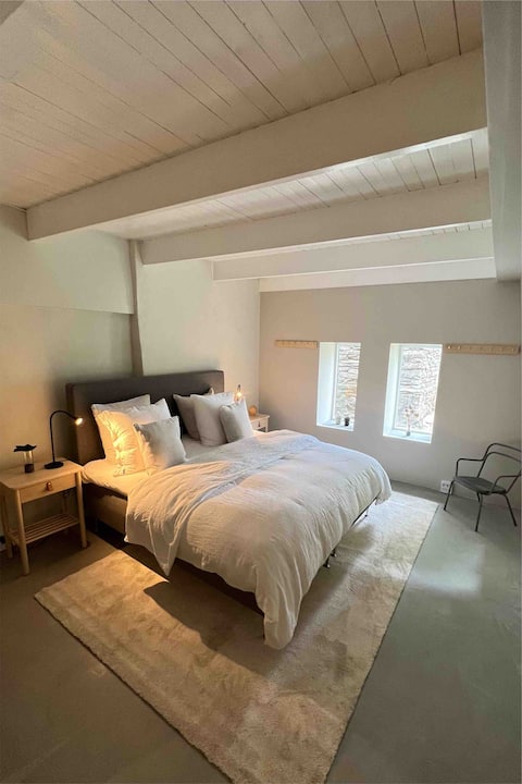 Weekend 1 - Newly-renovated apartment with free parking