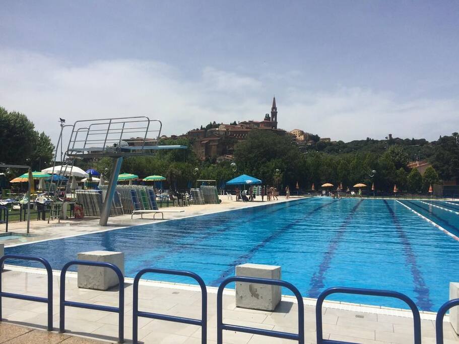 Piscina a pagamento con bar, ristorante e grande giardino, a 2 km, raggiungibile anche a piedi tramite strada panoramica.