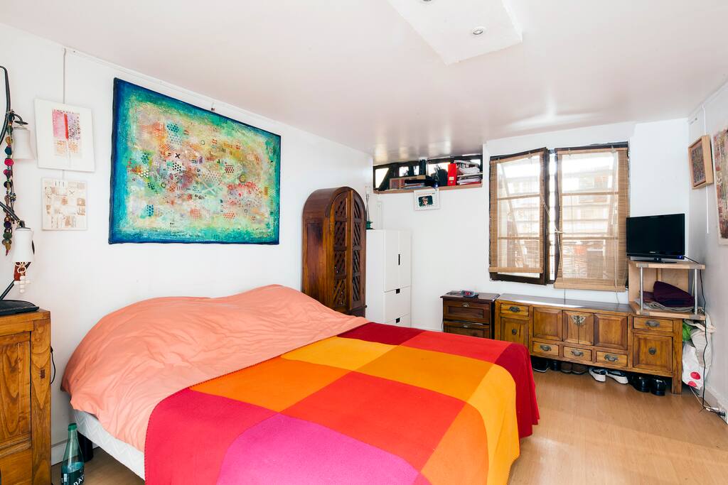 Bedroom: double bed