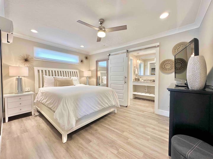 Rose Master enSuite - קומה ראשית (מקום ל -2). מיטת קווין סייז. 