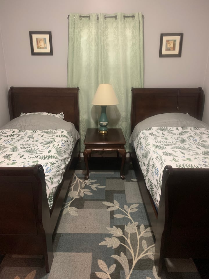 2nd bedroom with 2 Twin beds 