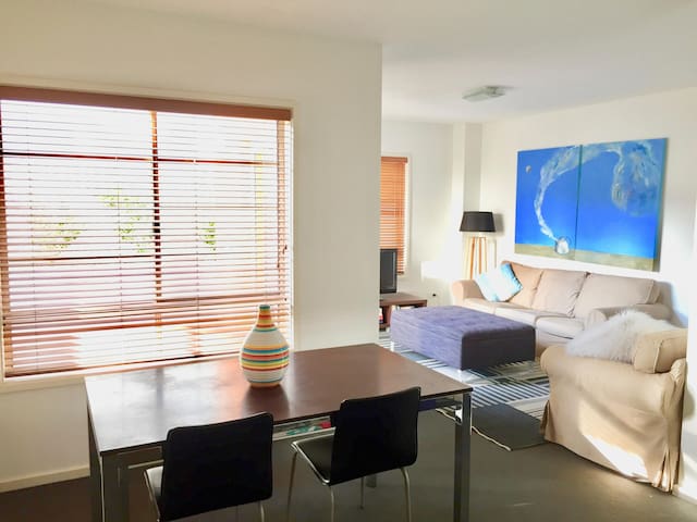 Central and spacious near ANU & Braddon + Parking