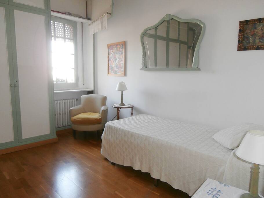 Cama individual con ventana al frente