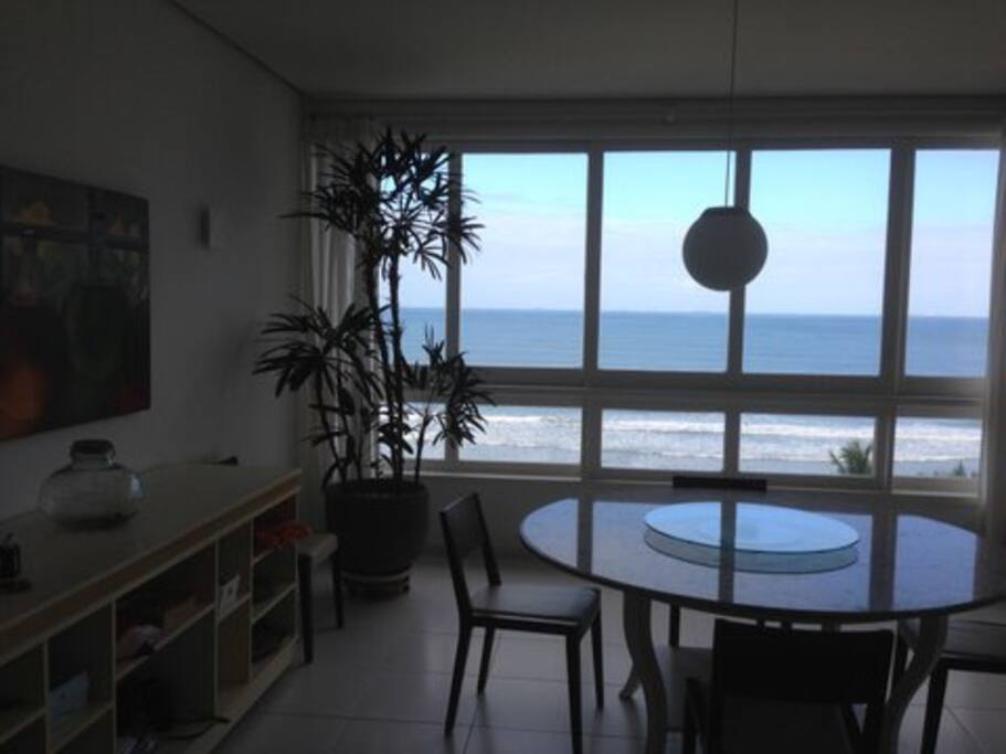 Disponibilizamos toalha de mesa e baralhos para uma jogatina ao som do mar.