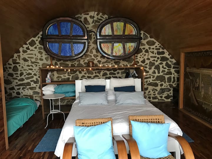 غرفة مع أسرّة إضافية من الأطفال غير المطابقين