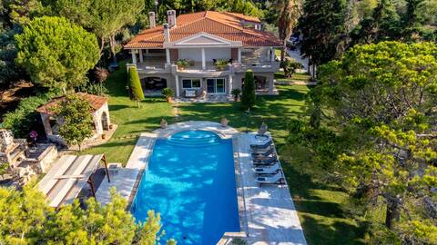 Villa Verde, beachfront home with Pool