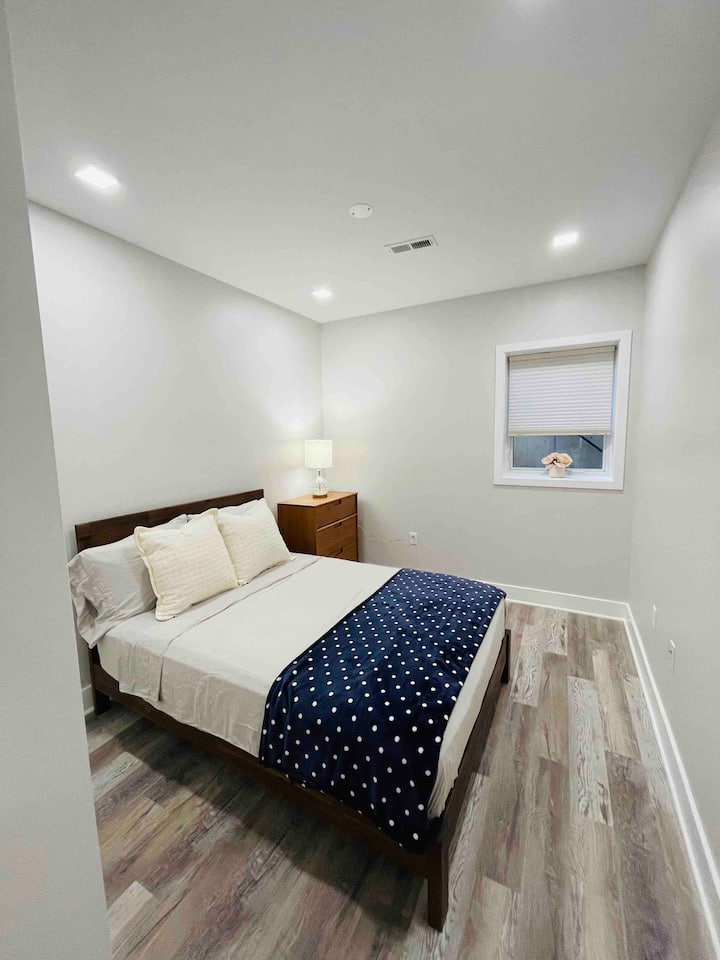 Spavaća soba 2 od 2. Prostrano spavanje za dvoje. Bračni krevet.