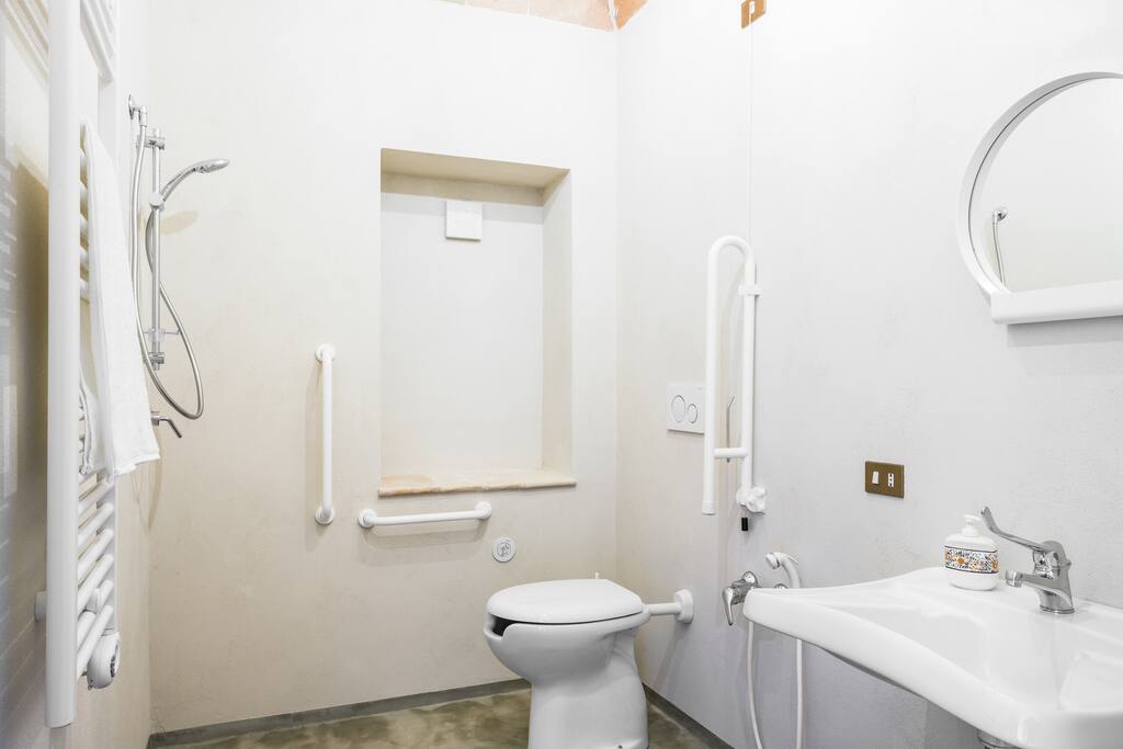 Bagno con Accesso e Doccia per Disabili