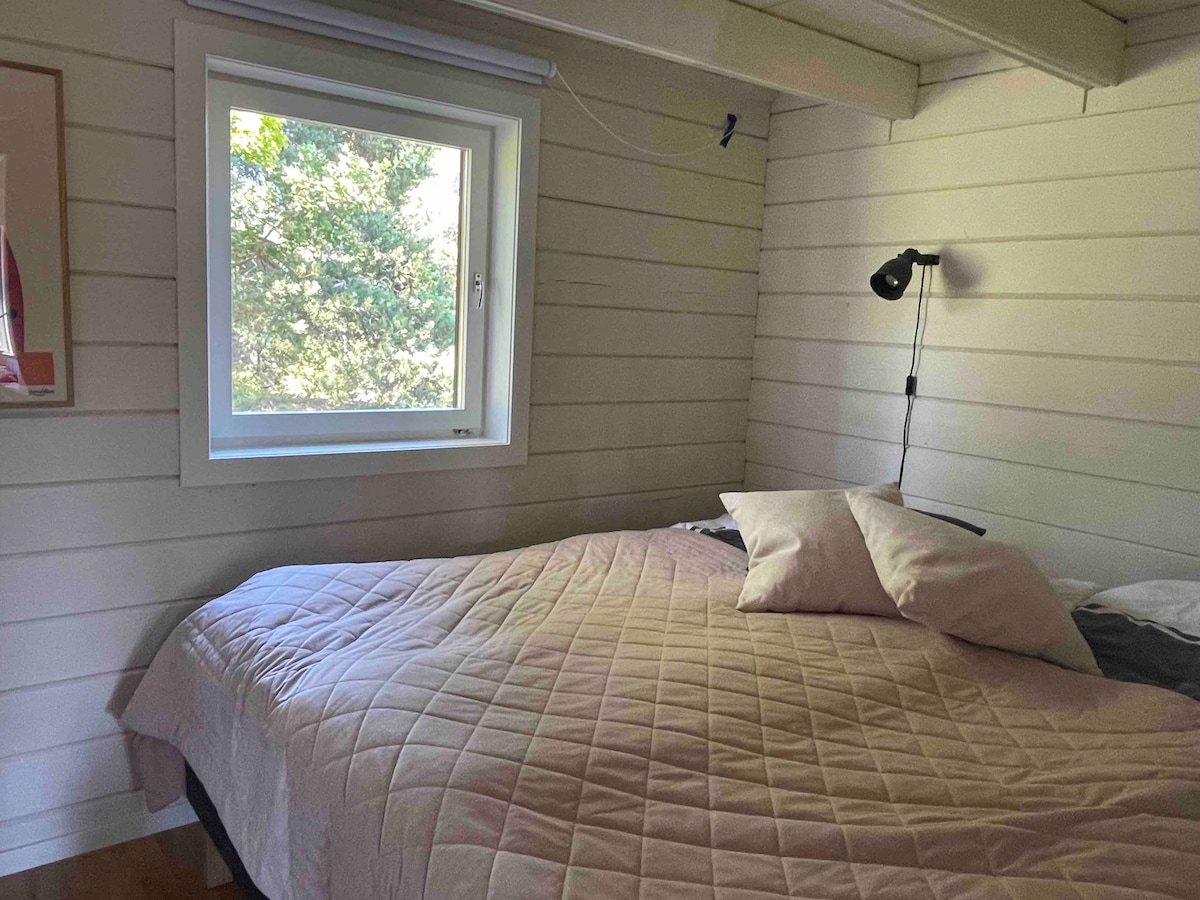 Chumba cha kulala chenye kitanda cha watu wawili.