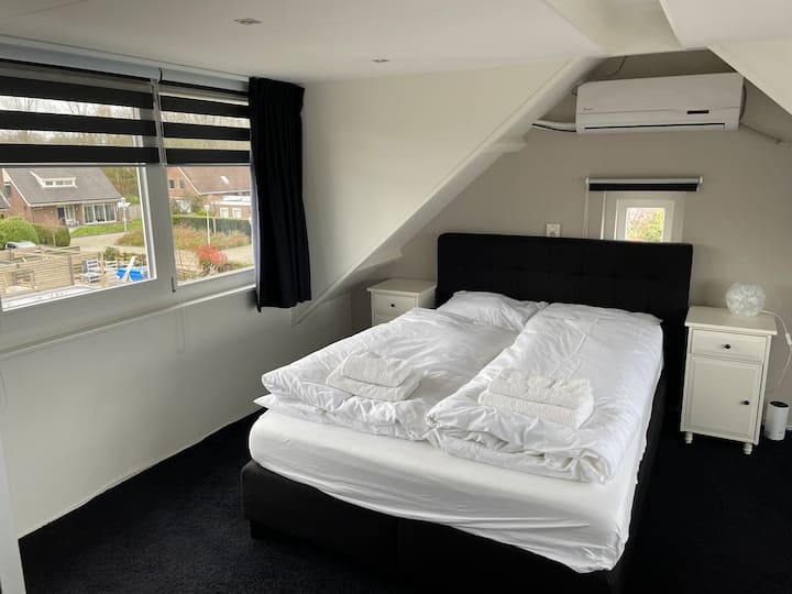 Chumba cha kulala cha ghorofa ya 2 na kiyoyozi. Kitanda cha watu wawili - upana wa 1.60