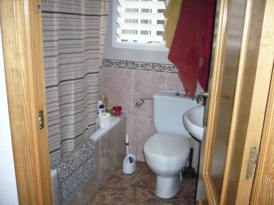 Baño con bañera.