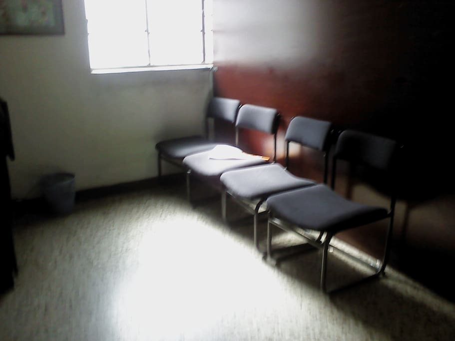 Sala de estar con television para disfrutar de programs via television por cable.