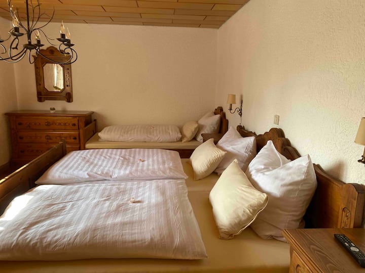 Schlafzimmer 1