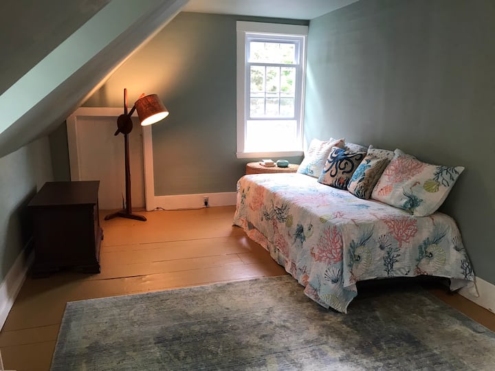 The Octopuses Garden - jedna od tri spavaće sobe na katu. Dva odvojena kreveta, komoda. Svaka spavaća soba ima ventilator.