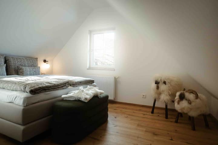 ห้องนอน #2 พร้อมเครื่องนอนโดยผ้าปูที่นอน Leitner