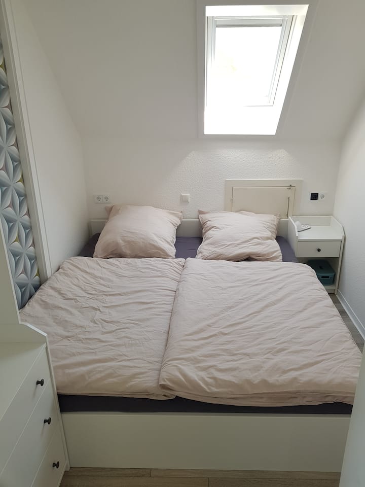 Chumba cha kulala kilicho na mafuta ya kuzuia miale ya jua - kidogo lakini kizuri. (Incl. matandiko)