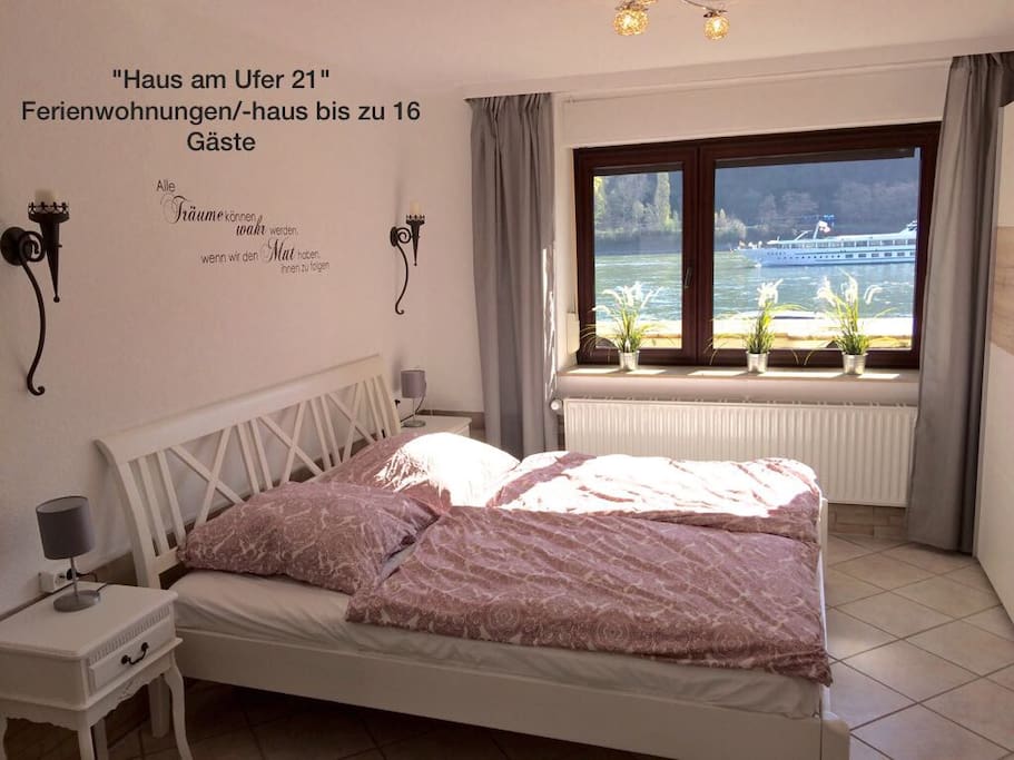 Wohnung Pia mit traumhaften Blick auf den Rhein. Näher geht es nicht. Sag dem Kapitän Hallo.