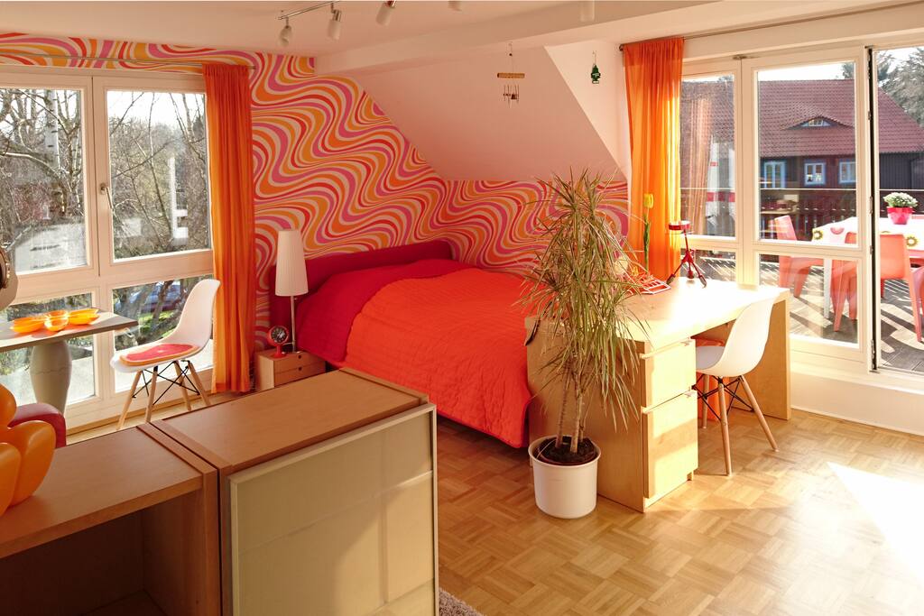 sonniges Zimmer mit Fenstern nach Süden und Westen