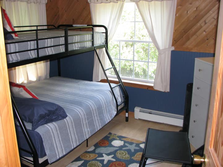 Chumba cha kulala cha tatu. Ukubwa mmoja kamili na kitanda kimoja cha pacha. (Sakafu kuu)