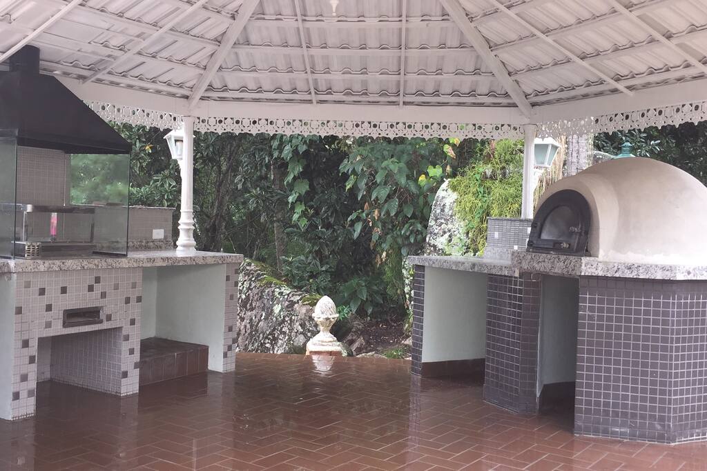 churrasqueira rotatoria, forno de pizza, frigobar,