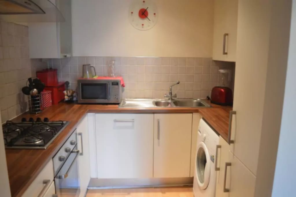 Full Irish breakfast? meal before hitting the town? Anything is possible in this fully equipped kitchen.