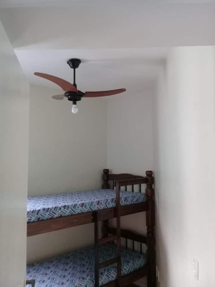 Dormitorio junto al balcón
