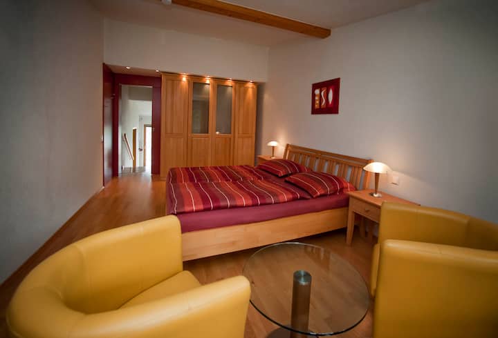 宽敞的卧室内设有4门衣柜、180厘米宽的床和舒适的休息区。 它还提供足够的小床空间。