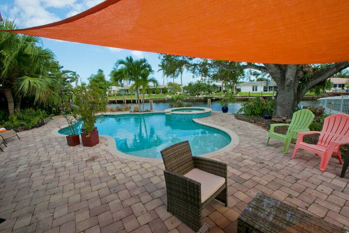 Florida Tropical Retreat. Waterfront and Pool Home gallery image 4