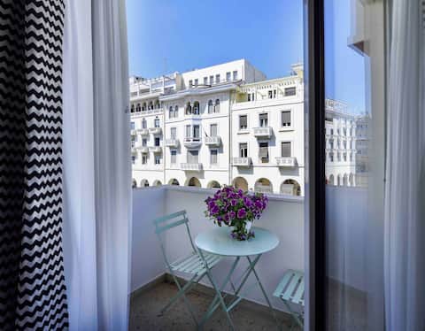 Popular Airbnb listing: 4 Travelers in Μητροπολιτική Ενότητα Θεσσαλονίκης