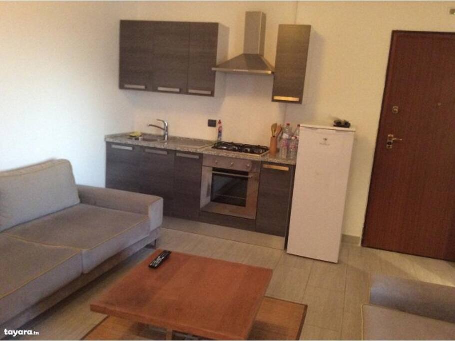 Kitchenette équipée, réfrigérateur, four, plaque 4 Feux , hotte aspirante
