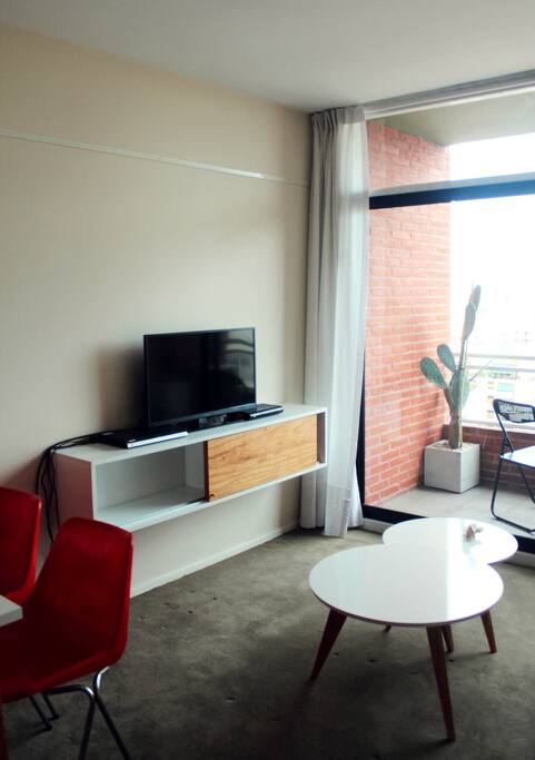 living equipado con TV Led 32'', DVD, mesa con 4 sillas, sillon de 2 cuerpos y mesa ratona doble